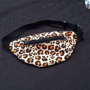 I'm selling a leopard print fanny pack.